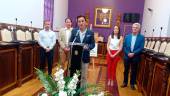 El alcalde de, Agustín González, lee el manifiesto en el salón de plenos. / Fran Miranda / Diario JAÉN.