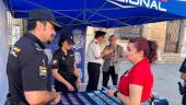 Estand del Plan Turismo Seguro instalado en la plaza de Santa María.