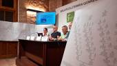 Fran Belmonte y Joan Pàmies junto al árbol genealógico de Miguel Hernández y Josefina Manresa. / Álex Roig / Diario JAÉN.