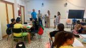 El delegado de Desarrollo Educativo, Francisco José Solano, con participantes en el programa. / Junta vía Europa Press.