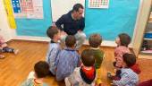 El delegado de Desarrollo Educativo, Francisco José Solano, en un aula de segundo ciclo de Infantil. Archivo. / Junta de Andalucía.