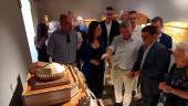 José María Cano, África Colomo, Juanma Camacho, Javier Padorno, Luis Barbero, Francisco Reyes, Julio Millán y Juana Cuevas observan la maqueta del desaparecido Cine Cervantes.. / Fran Miranda / Diario JAÉN.