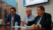 Joaquín Fabrellas Jiménez, Francisco Ferrer Lerín y José Calabrús Lara disertan sobre el arte casual y la trayectoria de Lerín en Torredonjimeno. / Fran Miranda / Diario JAÉN.