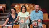 Mari Carmen Gómez, Pilar Meseguer y Sebastián Moya posan junto al cartel del Festival. / Alejandro Roig.
