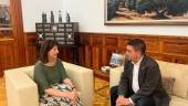 El presidente de la Diputación de Jaén, Paco Reyes, se reúne con la presidenta de la Casa de Andalucía en Barcelona, Paquita Marín.