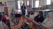 La delegada territorial de Empleo, Empresa y Trabajo Autónomo, Ana Mata, visita uno de los cursos del programa. 