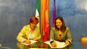 La presidenta de la asociación la Muralla, Carmen Cruz, junto a la concejala de Servicios Soicales, Ángeles Díaz. 