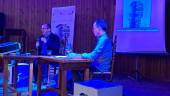 José Liébana y Rafael Quintana durante la sesión del club de lectura. / Álex Roig / Diario JAÉN.