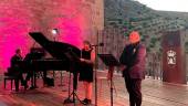 José Manuel Cuenca, Petra Martínez y Luis Santana en el alcázar del castillo de La Guardia de Jaén. / Juanfran Paredes / Diario JAÉN. 