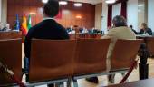 Dos de los tres acusados sentados en el banquillo de la Audiencia de Jaén. / Europa Press.