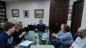 REUNIÓN DE TRABAJO. En el centro, el delegado de Educación de la Junta, Antonio Sutil con algunos representantes vecinales. A la izquierda, Josefa Alcántara, presidenta de OCO, y Francisco Castro, de Torre del Concejo. A la derecha, Ángeles Estepa, de la asociación de vecinos de La Magdalena.