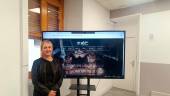María Espejo posa con la nueva página web de fondo durante la presentación. / Ayuntamiento de Jaén.