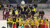 Los jugadores del Jaén Paraíso Interior FS Baloncesto celebran una victoria con sus aficionados.