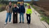 José Luis Agea visita las obras en la carretera que conecta Santiago de Calatrava con la provincia de Córdoba. / Diputación de Jaén.