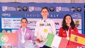 Joana Soares, Benedetta Broggi y Silvia Lara posan con las medallas y las banderas de sus países. / Federación Internacional. 