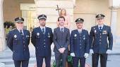 ACTO. En el centro, junto al concejal, los policías homenajeados. 