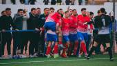 Los jugadores del Baeza celebran un gol con su afición.
