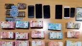 Dinero y otros objetos intervenidos en una intervención de la Policía Nacional en Almería ante un supuesto pase de droga / Policía Nacional.