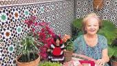 CULTURA. Carmen López, junto a los libros que ha escrito.