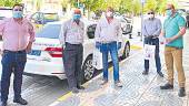 PROTEGIDOS. El alcalde, junto a taxistas con las mascarillas.