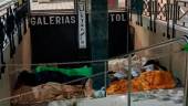 Personas sin hogar duermen en portales y zonas comerciales.