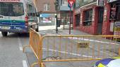 La calle Pío XII de la capital con un carril cortado al tráfico. 