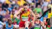 COMPETICIÓN. Sebastián Martos salva un obstáculo en los Juegos Olímpicos de Río de Janeiro. Natalia Romero posa en las calles de Tokio.