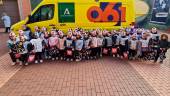 Escolares de Bailén ante una ambulancia del 061. / Junta de Andalucía.