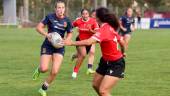 Lea Ducher avanza con el balón controlado ante Portugal. / Federación Española.