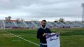 ILUSIONADO. Gabri posa con la camiseta del Real Jaén en el Estadio de La Victoria,