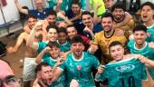 Los jugadores del Oleoinnova Mengíbar celebran el triunfo en Murcia. / Oleoinnova