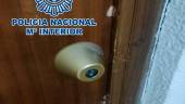 Cerradura de una vivienda forzada por un ladrón. / Policía Nacional / Archivo Europa Press.
