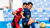 Hugo Aranda disputa un balón en el partido. / UCAM Murcia.