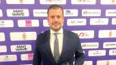 Sergio Jiménez exhibe la medalla recibida. 