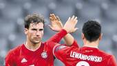 SEGUNDO GOL. Leon Goretzka es felicitado por Robert Lewandowski.