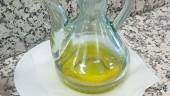 Aceitera rellenable con aceite de oliva.