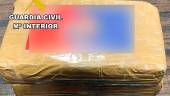 Los tres paquetes que contenían la cocaína. / Guardia Civil.