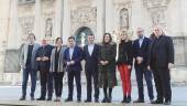 ADMINISTRACIONES. José Manuel Higueras, Jesús Estrella, Maribel Lozano, Francisco Reyes, Julio Millán, Catalina Madueño, María Cantos, Felipe Serrano y Francisco Juan Martínez Rojas frente a la Catedral de Jaén minutos antes de la reunión en el Ayuntamiento.