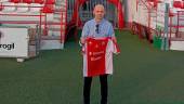 El ya exentrenador del CD Torreperogil, David Oya, durante su presentación en el Abdón Martínez Fariñas. / CD Torreperogil