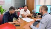 El diputado de Infraestructuras Municipales de Jaén, José Luis Agea, se reúne con el alcalde de Fuensanta de Martos, Antonio Navas. / Diputación de Jaén.
