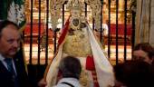 VENERACIÓN . Fieles besan el manto de La Morenita en la basílica. Abajo, devotos ante el santuario.