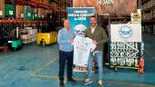 Francisco Luque, presidente del Banco de Alimentos, posa con Javier Mañas, responsable de la Delegación Jiennense de Fútbol. / Federación Jiennense de Fútbol.