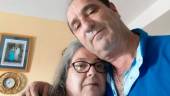 LUCHA CONSTANTE. María José González y Emilio Luján, en la vivienda del municipio de Castellar en la que residen.
