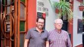 Joaquín Fabrellas y Ferrer Lerín en la puerta de El Gorrión. 