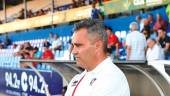 VISIÓN. El entrenador del Linares, Juan Arsenal, observa a sus jugadores durante un partido.