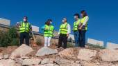 INTERVENCIÓN. El delegado Jesús Estrella (en el centro) visita junto a técnicos las obras en la A-6176.