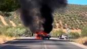 Imagen del vehículo implicado en el accidente ardiendo. 
