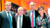 El empresario Miguel Contreras Jiménez, con sus hijos y el consejero Felipe López en un homenaje en 2017.