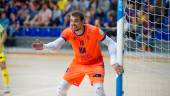 seguridad. Fabio Elvira defiende la meta del Jaén Paraíso Interior en el Palau Blaugrana.