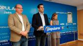 SEDE. Javier Márquez, Juan Diego Requena y María Luisa del Moral, en la sede del PP.
